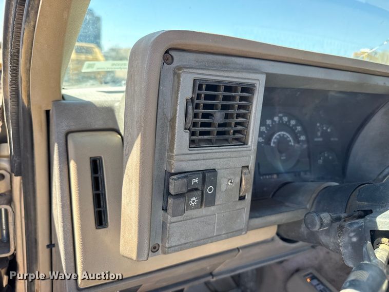 image for item DZ5328 1989 GMC Sierra C1500 pickup truck