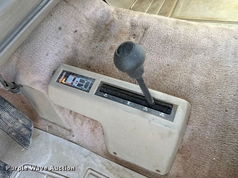 image for item DZ5328 1989 GMC Sierra C1500 pickup truck