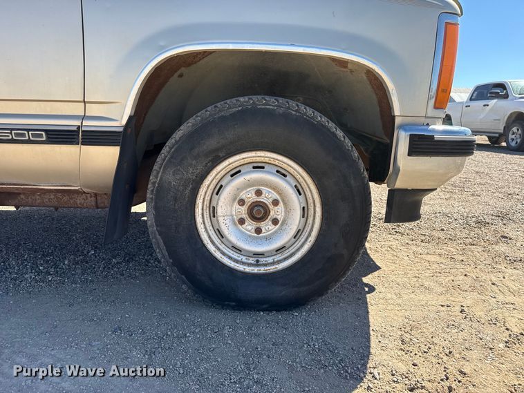 image for item DZ5328 1989 GMC Sierra C1500 pickup truck
