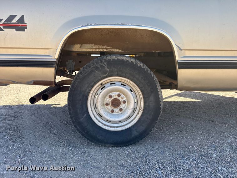 image for item DZ5328 1989 GMC Sierra C1500 pickup truck