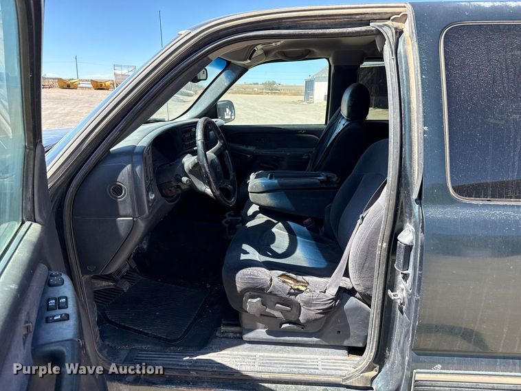 image for item DZ5331 2001 Chevrolet Silverado 2500HD Ext. Cab pickup truck