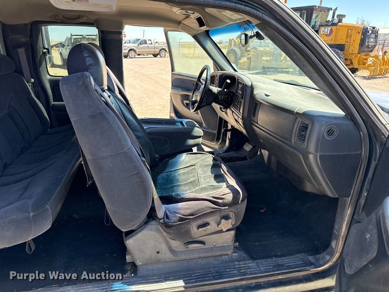 image for item DZ5331 2001 Chevrolet Silverado 2500HD Ext. Cab pickup truck