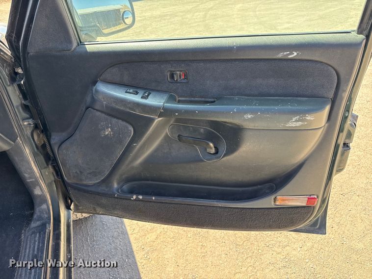 image for item DZ5331 2001 Chevrolet Silverado 2500HD Ext. Cab pickup truck