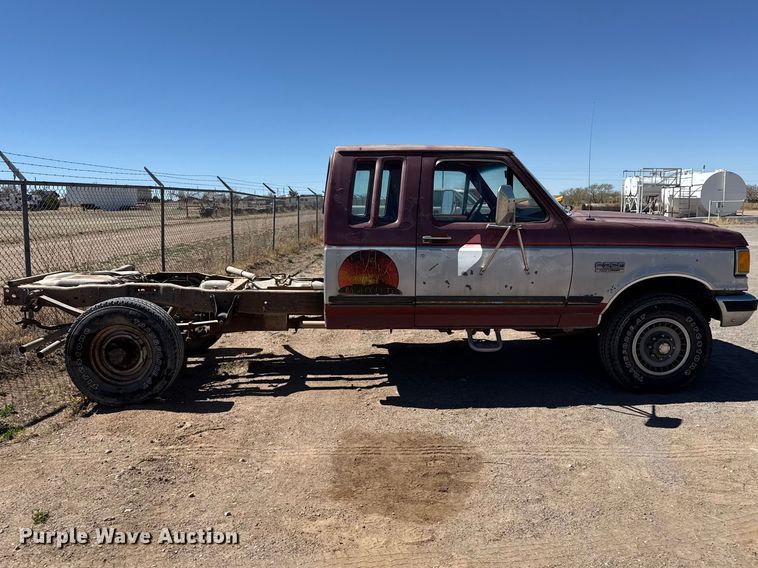 image for item DZ5332 1991 Ford F250 Ext. Cab pickup truck cab and chassis