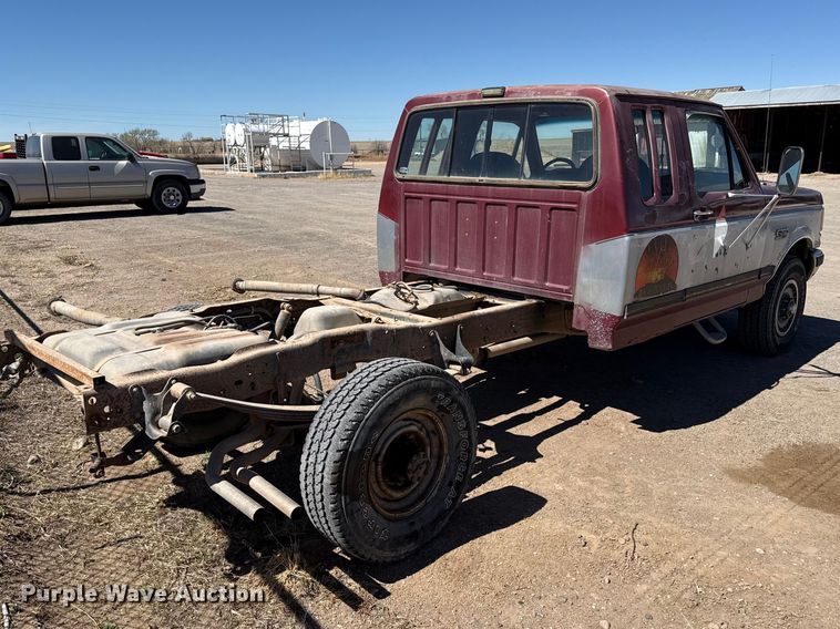 image for item DZ5332 1991 Ford F250 Ext. Cab pickup truck cab and chassis