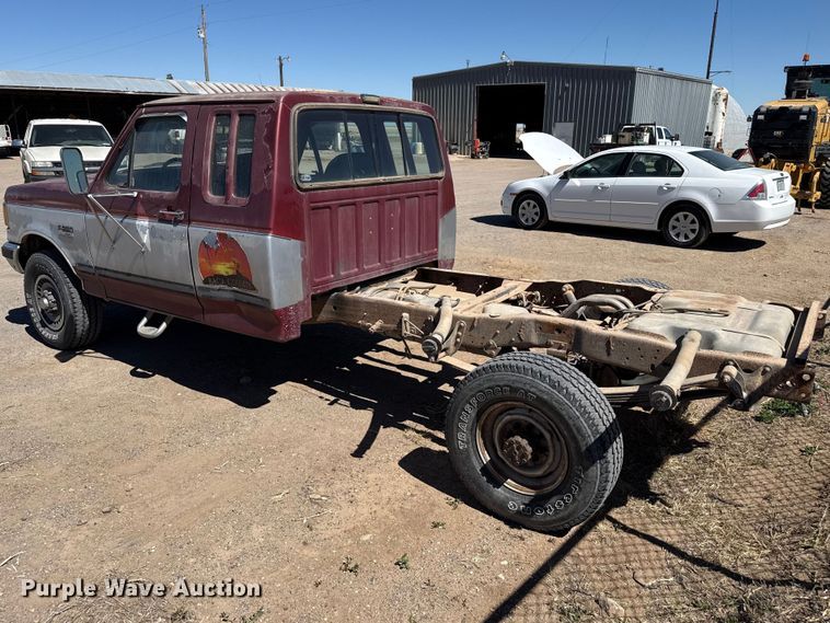 image for item DZ5332 1991 Ford F250 Ext. Cab pickup truck cab and chassis