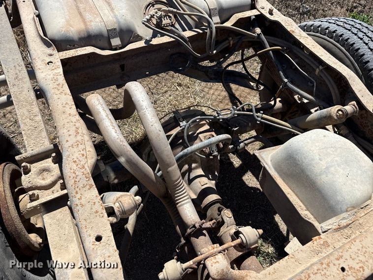 image for item DZ5332 1991 Ford F250 Ext. Cab pickup truck cab and chassis