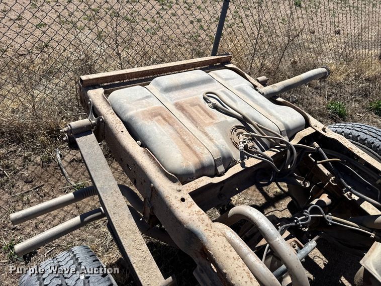 image for item DZ5332 1991 Ford F250 Ext. Cab pickup truck cab and chassis