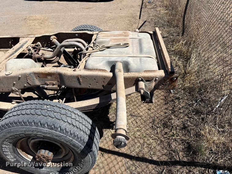 image for item DZ5332 1991 Ford F250 Ext. Cab pickup truck cab and chassis