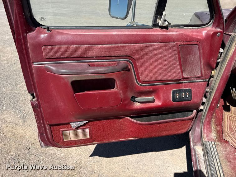 image for item DZ5332 1991 Ford F250 Ext. Cab pickup truck cab and chassis