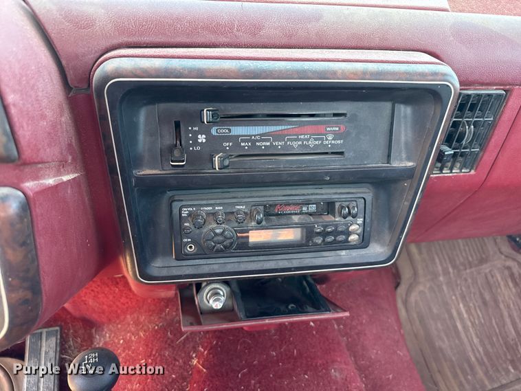 image for item DZ5332 1991 Ford F250 Ext. Cab pickup truck cab and chassis