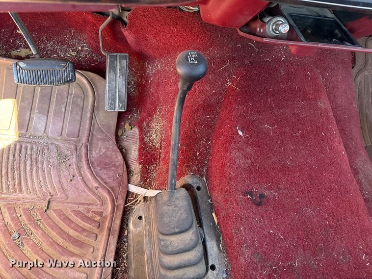 image for item DZ5332 1991 Ford F250 Ext. Cab pickup truck cab and chassis