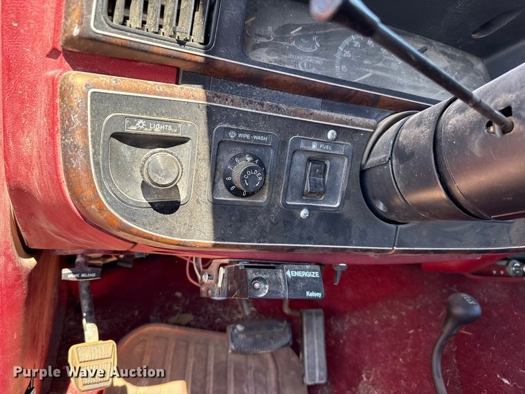 image for item DZ5332 1991 Ford F250 Ext. Cab pickup truck cab and chassis