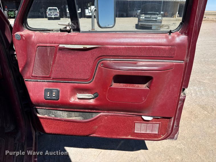 image for item DZ5332 1991 Ford F250 Ext. Cab pickup truck cab and chassis