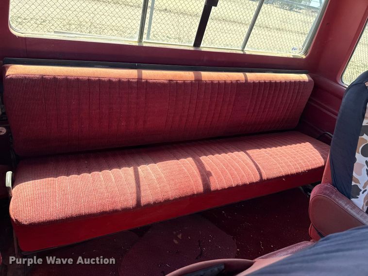 image for item DZ5332 1991 Ford F250 Ext. Cab pickup truck cab and chassis