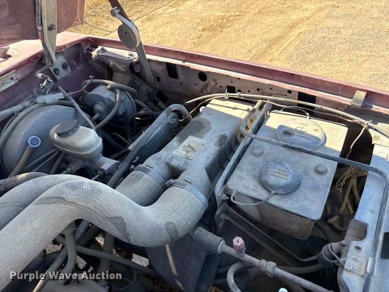 image for item DZ5332 1991 Ford F250 Ext. Cab pickup truck cab and chassis