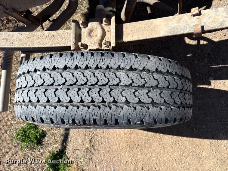 image for item DZ5332 1991 Ford F250 Ext. Cab pickup truck cab and chassis