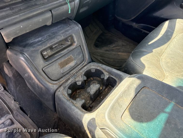 image for item DZ5333 2002 Chevrolet Silverado 1500 Crew Cab pickup truck