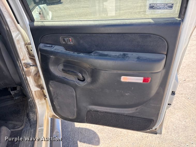 image for item DZ5333 2002 Chevrolet Silverado 1500 Crew Cab pickup truck