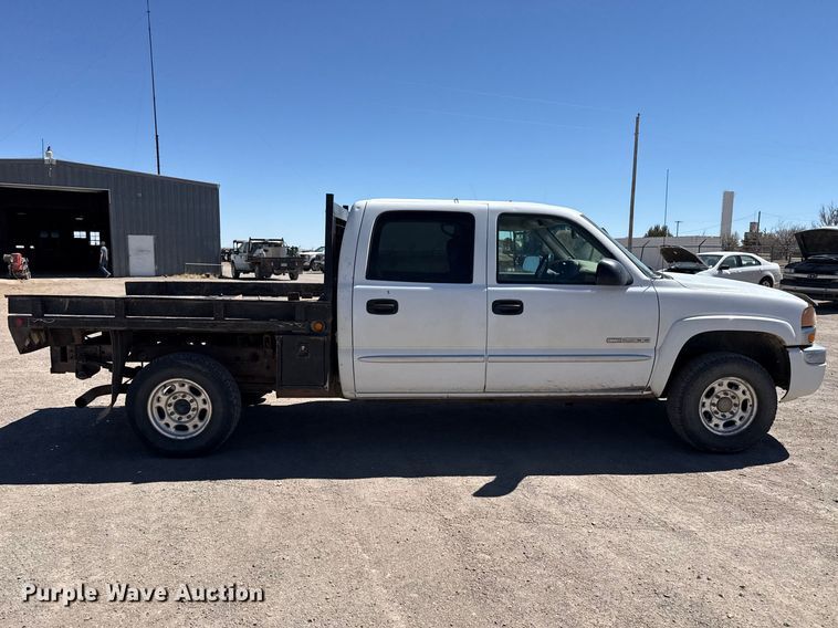 image for item DZ5335 2004 GMC Sierra 2500 Crew Cab pickup truck cab and chassis