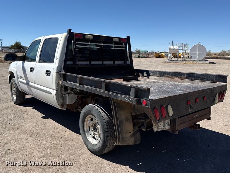 image for item DZ5335 2004 GMC Sierra 2500 Crew Cab pickup truck cab and chassis