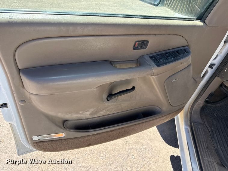 image for item DZ5335 2004 GMC Sierra 2500 Crew Cab pickup truck cab and chassis