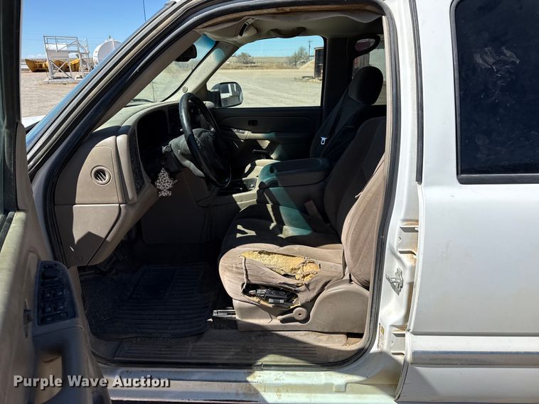 image for item DZ5335 2004 GMC Sierra 2500 Crew Cab pickup truck cab and chassis