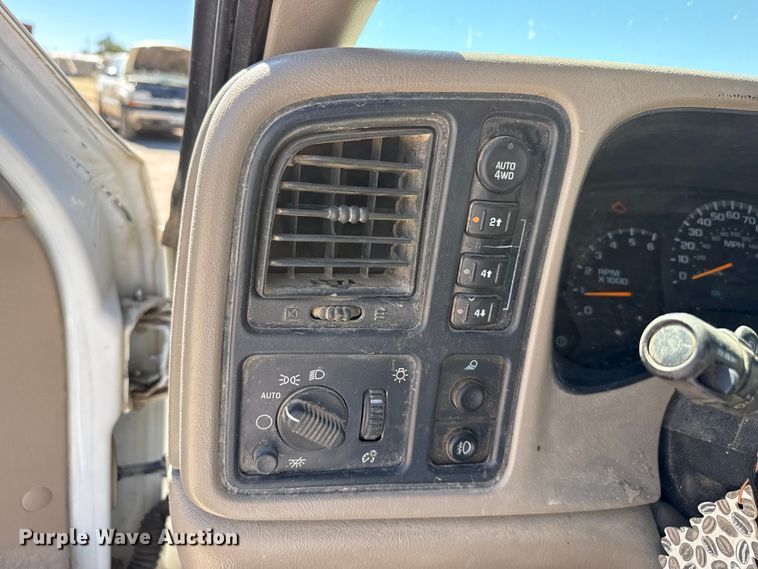 image for item DZ5335 2004 GMC Sierra 2500 Crew Cab pickup truck cab and chassis