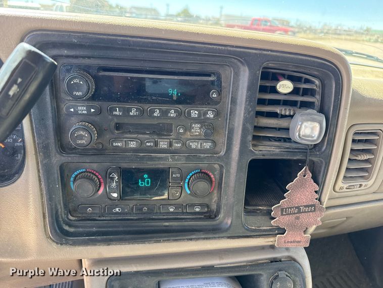 image for item DZ5335 2004 GMC Sierra 2500 Crew Cab pickup truck cab and chassis