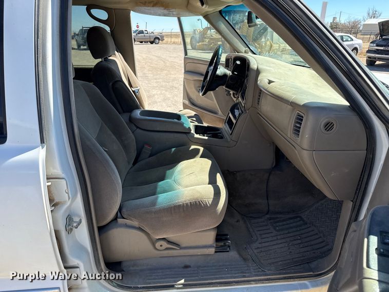 image for item DZ5335 2004 GMC Sierra 2500 Crew Cab pickup truck cab and chassis