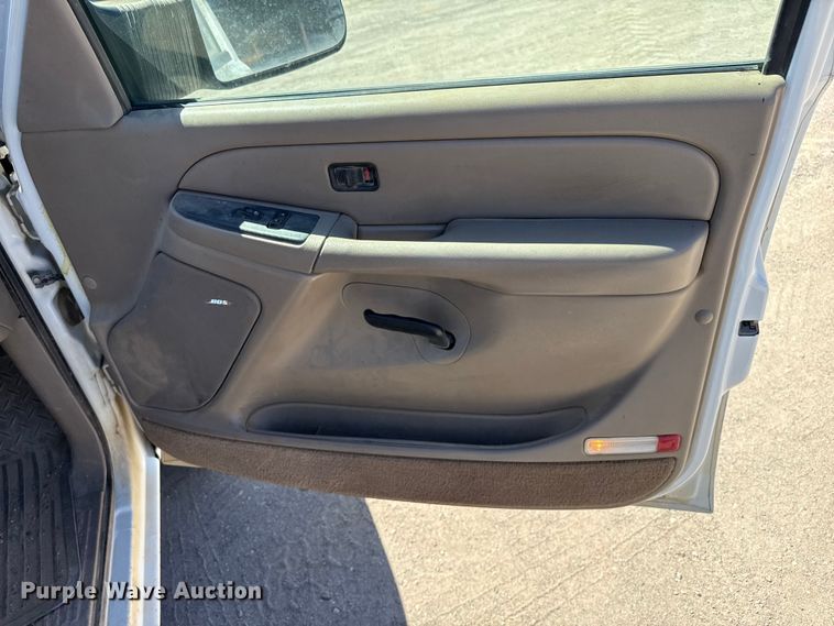 image for item DZ5335 2004 GMC Sierra 2500 Crew Cab pickup truck cab and chassis