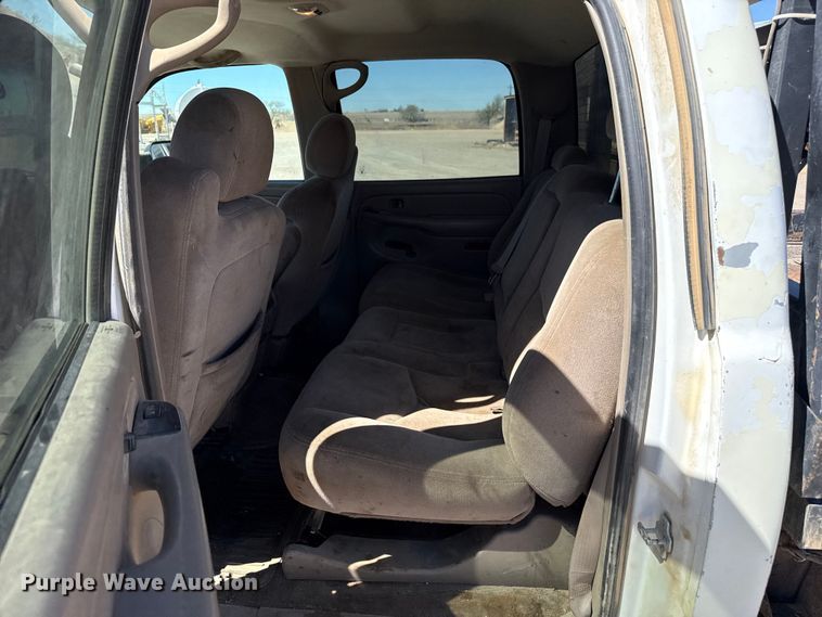 image for item DZ5335 2004 GMC Sierra 2500 Crew Cab pickup truck cab and chassis