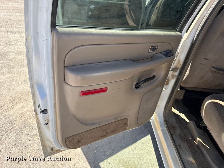 image for item DZ5335 2004 GMC Sierra 2500 Crew Cab pickup truck cab and chassis