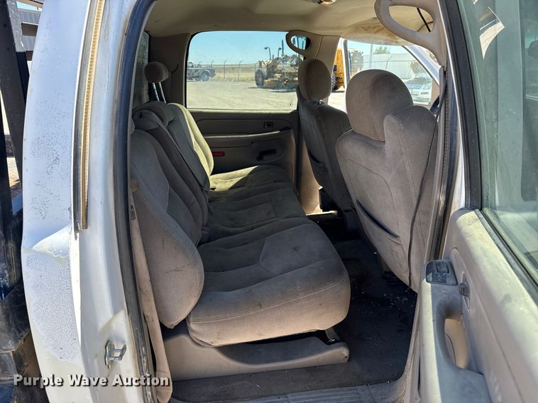 image for item DZ5335 2004 GMC Sierra 2500 Crew Cab pickup truck cab and chassis