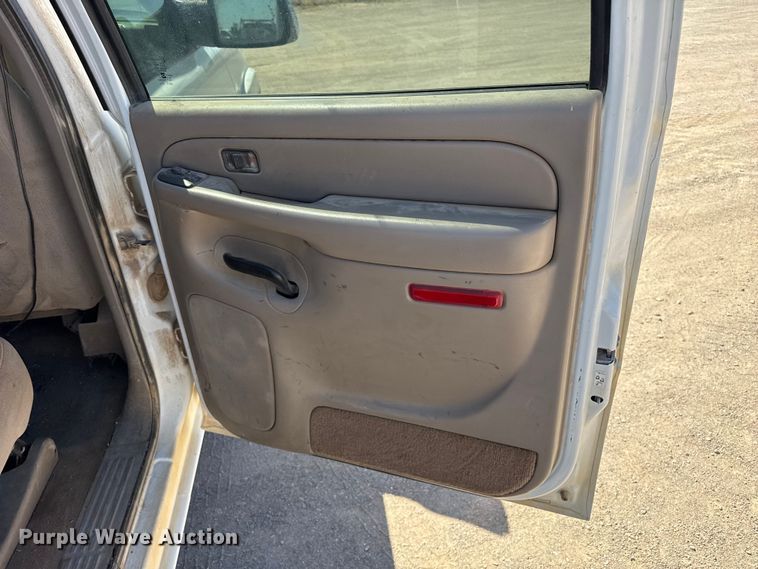 image for item DZ5335 2004 GMC Sierra 2500 Crew Cab pickup truck cab and chassis