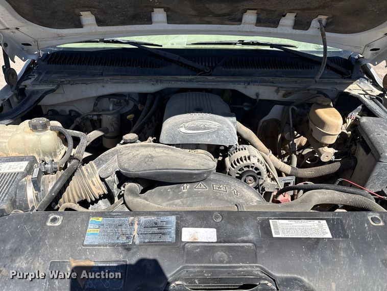 image for item DZ5335 2004 GMC Sierra 2500 Crew Cab pickup truck cab and chassis