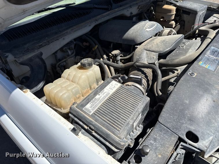 image for item DZ5335 2004 GMC Sierra 2500 Crew Cab pickup truck cab and chassis