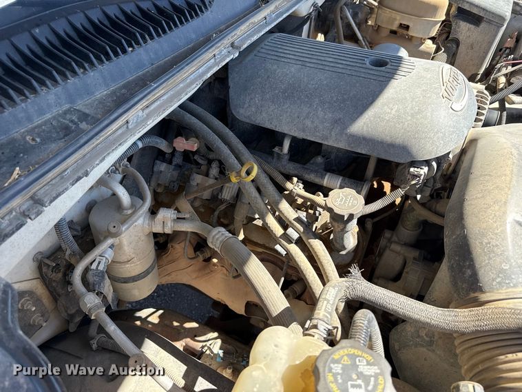 image for item DZ5335 2004 GMC Sierra 2500 Crew Cab pickup truck cab and chassis