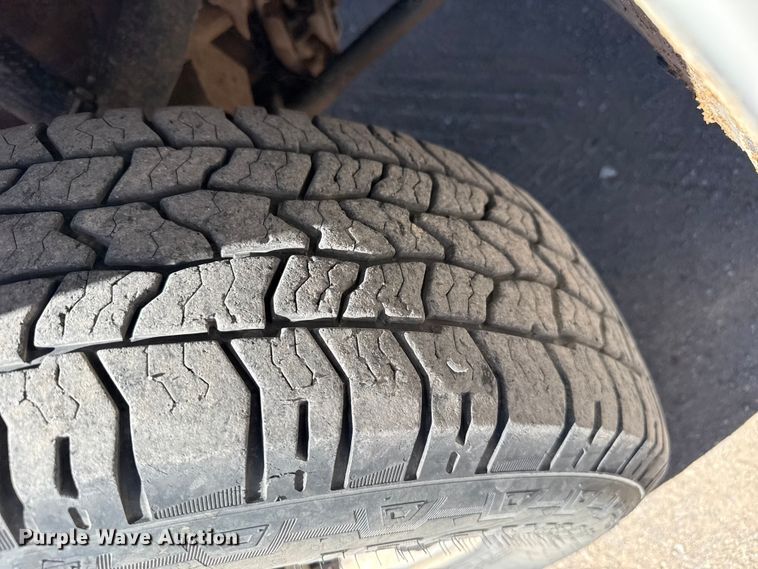 image for item DZ5335 2004 GMC Sierra 2500 Crew Cab pickup truck cab and chassis