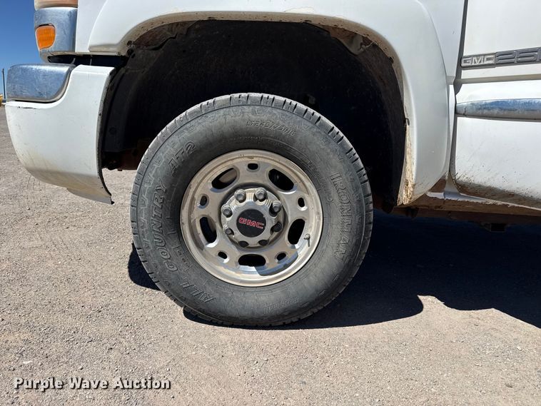 image for item DZ5335 2004 GMC Sierra 2500 Crew Cab pickup truck cab and chassis