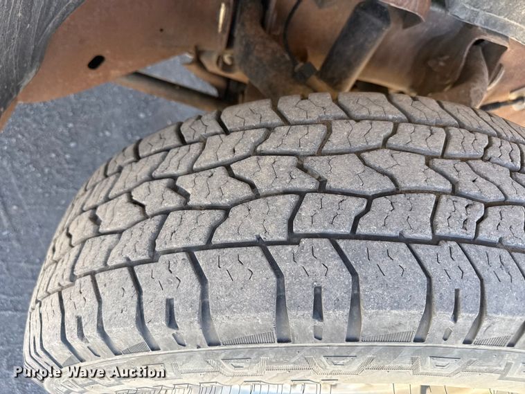 image for item DZ5335 2004 GMC Sierra 2500 Crew Cab pickup truck cab and chassis