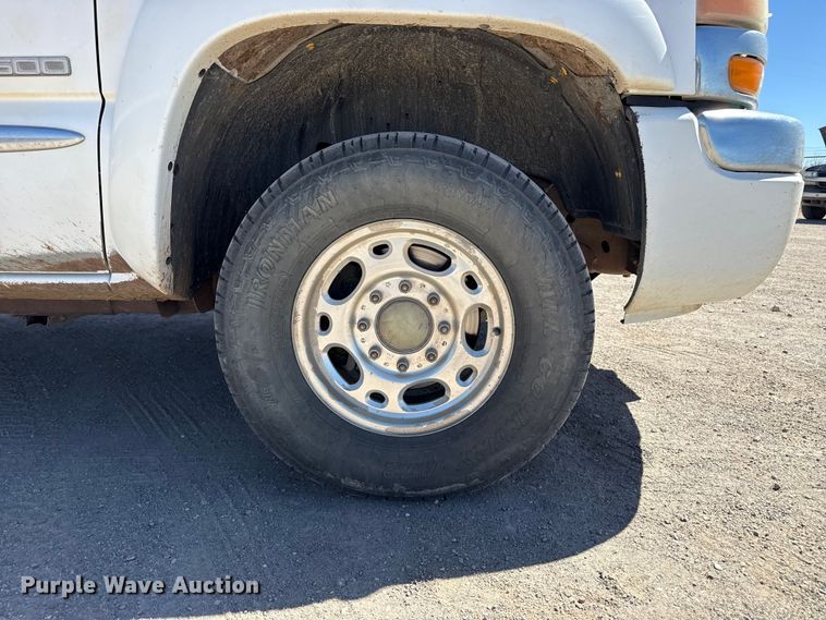 image for item DZ5335 2004 GMC Sierra 2500 Crew Cab pickup truck cab and chassis