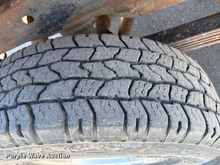 image for item DZ5335 2004 GMC Sierra 2500 Crew Cab pickup truck cab and chassis