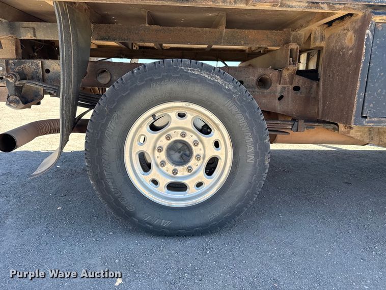 image for item DZ5335 2004 GMC Sierra 2500 Crew Cab pickup truck cab and chassis