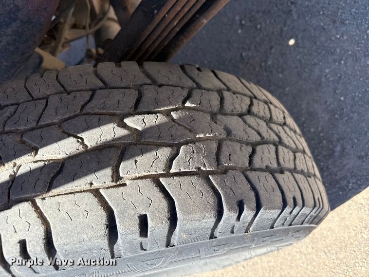 image for item DZ5335 2004 GMC Sierra 2500 Crew Cab pickup truck cab and chassis