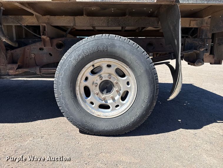 image for item DZ5335 2004 GMC Sierra 2500 Crew Cab pickup truck cab and chassis