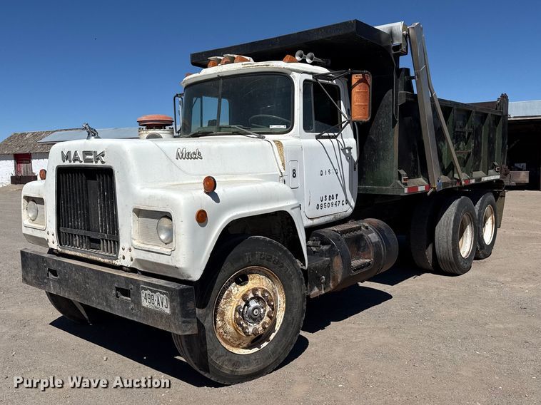 image for item DZ5338 1981 Mack R686ST dump truck