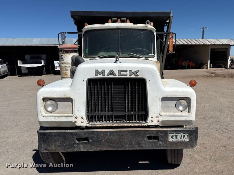 image for item DZ5338 1981 Mack R686ST dump truck