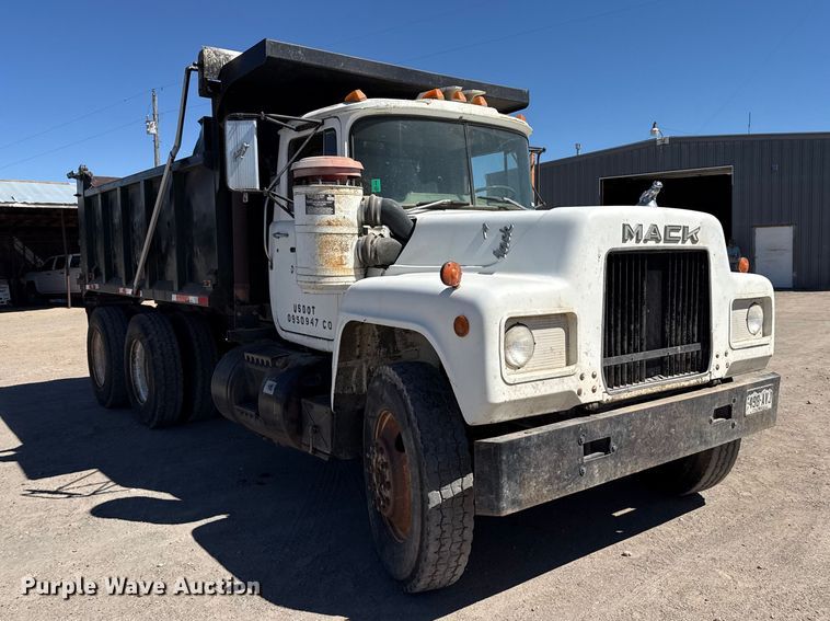 image for item DZ5338 1981 Mack R686ST dump truck