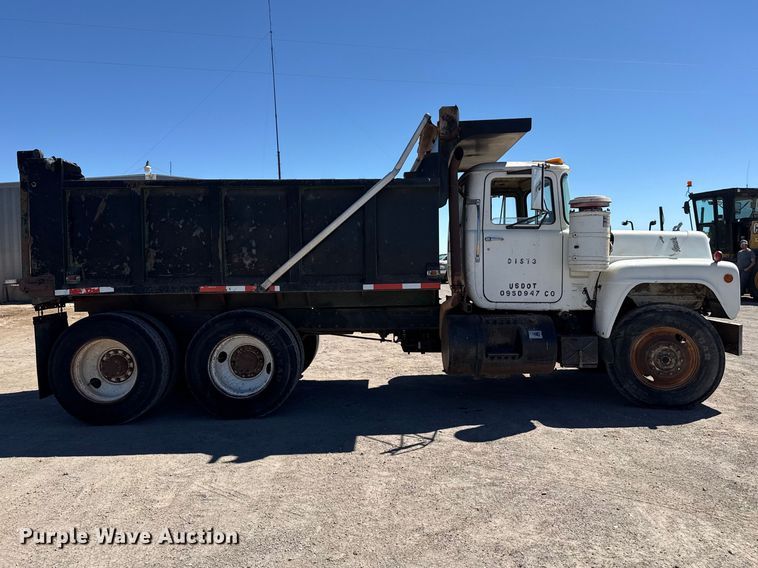 image for item DZ5338 1981 Mack R686ST dump truck
